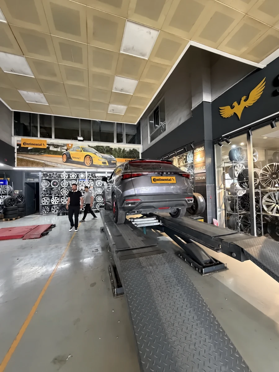 Ostim mağazamızdaki servis lifti ve jant teşhir alanı